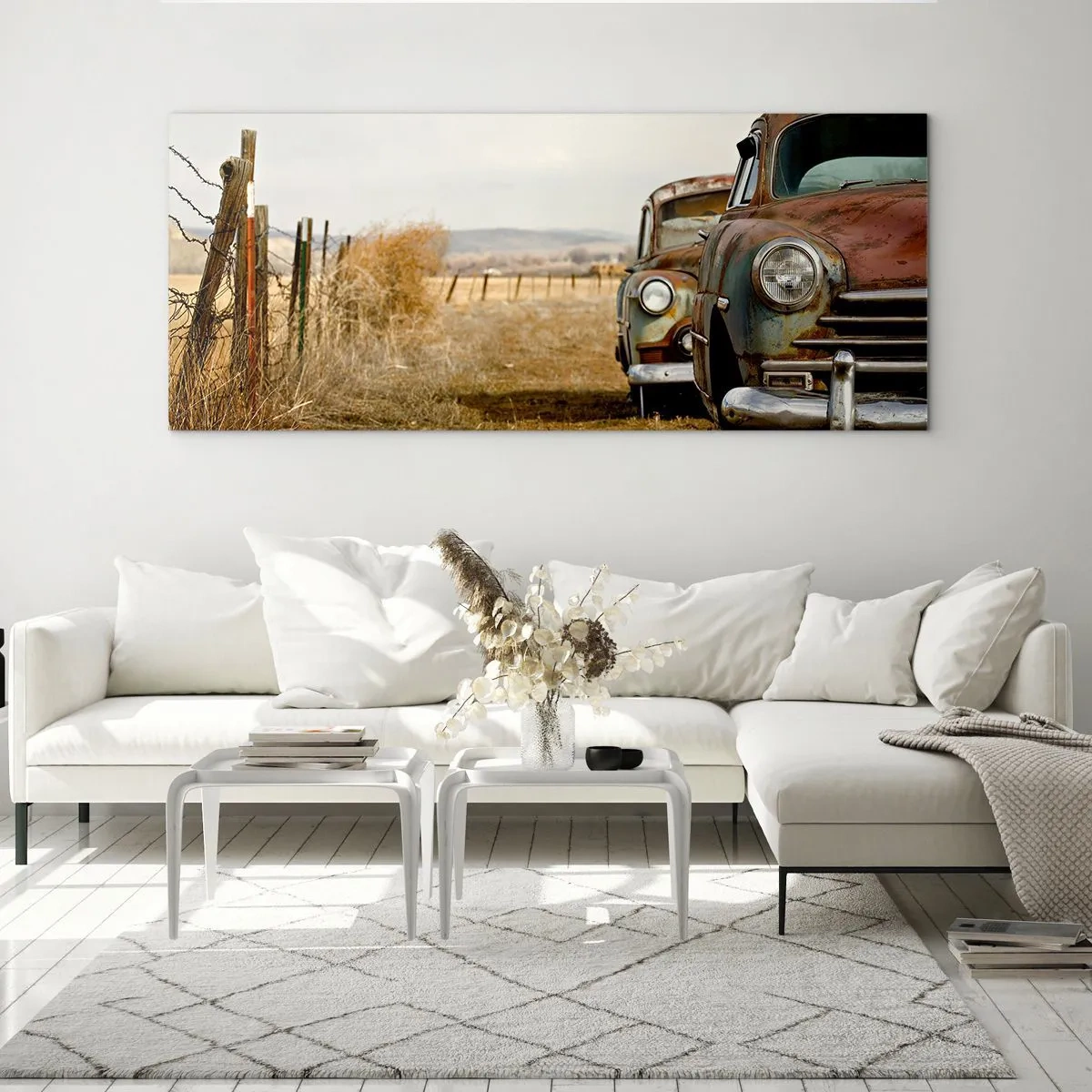 Cuadro sobre vidrio - Impresiones sobre Vidrio - Dos coches viejos en un camino de tierra junto a una valla de madera. - 160x50cm - Un merecido descanso - Decoración de pared moderna para salón y dormitorio ARTTOR