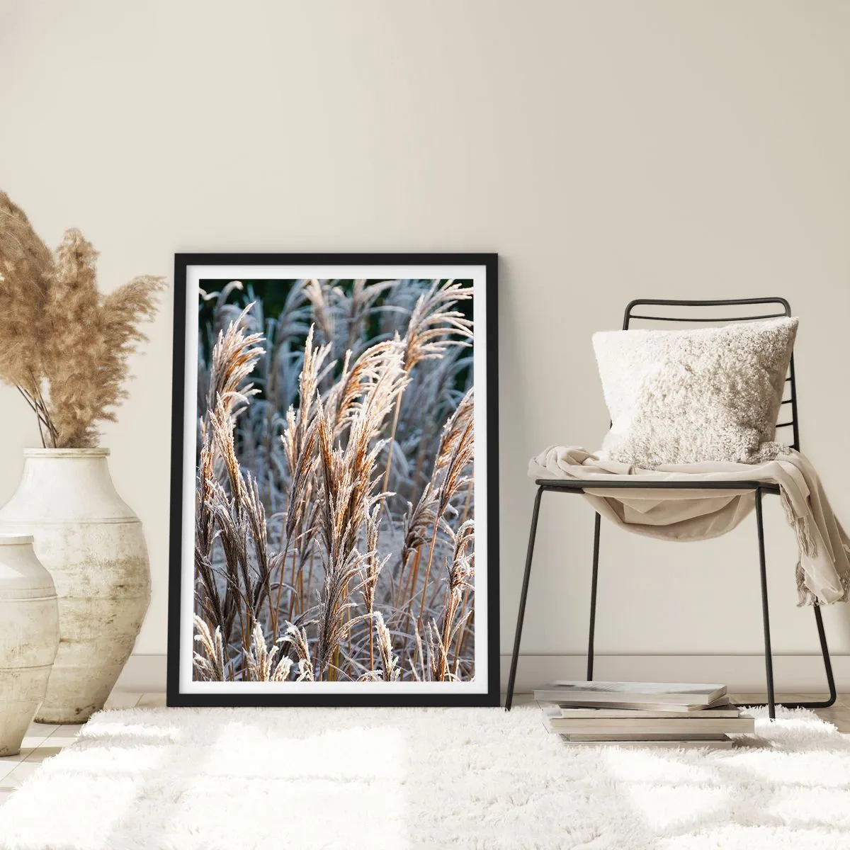 Póster en marco negro - Hierbas secas cubiertas de escarcha en un paisaje invernal - 50x70cm - Campos y campos - Decoración de pared moderna para salón y dormitorio ARTTOR