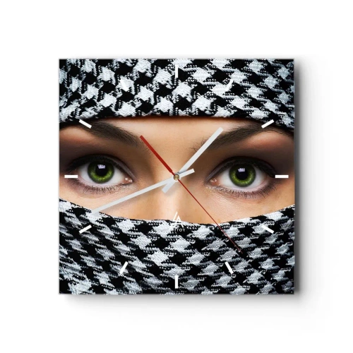 Reloj de pared - Reloj de vidrio - Los ojos verdes de una mujer están ocultos tras una tela estampada en blanco y negro. - 30x30cm - Hermosa mirada de ojos verdes - Decoración de pared moderna para salón y dormitorio ARTTOR