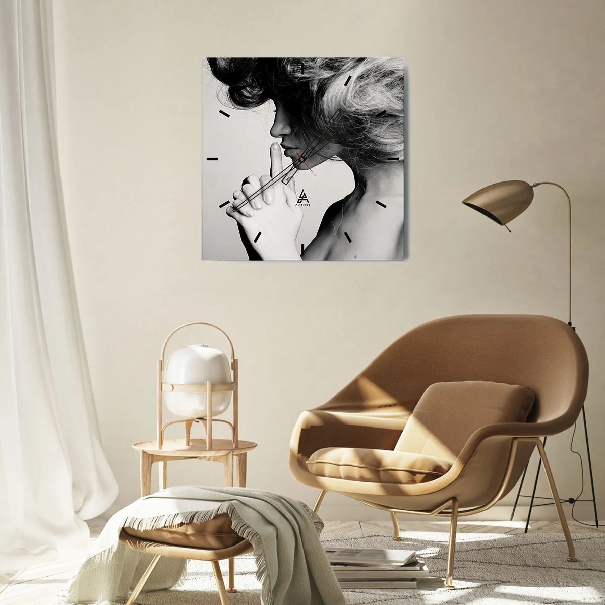 Reloj de pared - Reloj de vidrio - Perfil en blanco y negro de una mujer haciendo un gesto de silencio. - 30x30cm - Escucharme a mí misma - Decoración de pared moderna para salón y dormitorio ARTTOR