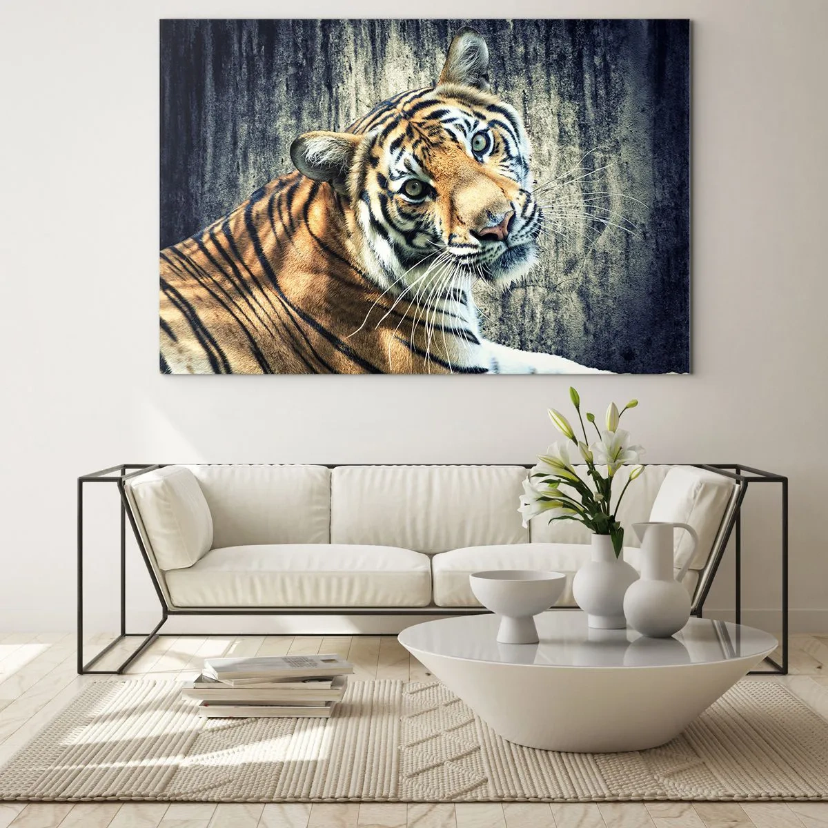 Cuadro sobre vidrio - Impresiones sobre Vidrio - Un tigre en pose natural frente a una pared sin pulir - 120x80cm - Retrato en corrientes de luz - Decoración de pared moderna para salón y dormitorio ARTTOR