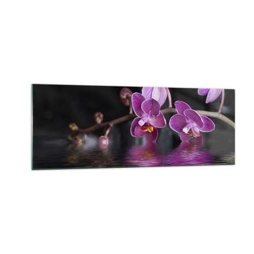 Cuadro sobre vidrio - Impresiones sobre Vidrio - Orquídeas moradas sobre aguas tranquilas contra un fondo negro. - 140x50cm - Un reflejo lila de la belleza - Decoración de pared moderna para salón y dormitorio ARTTOR