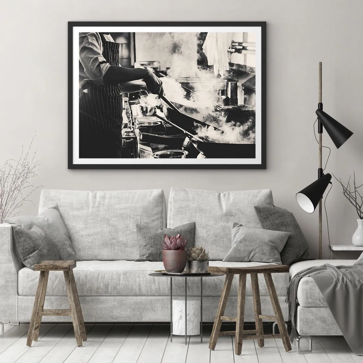 Póster en marco negro - Un chef trabajando en la cocina con vapor saliendo de una sartén. - 70x50cm - Alquimia de sabores - Decoración de pared moderna para salón y dormitorio ARTTOR
