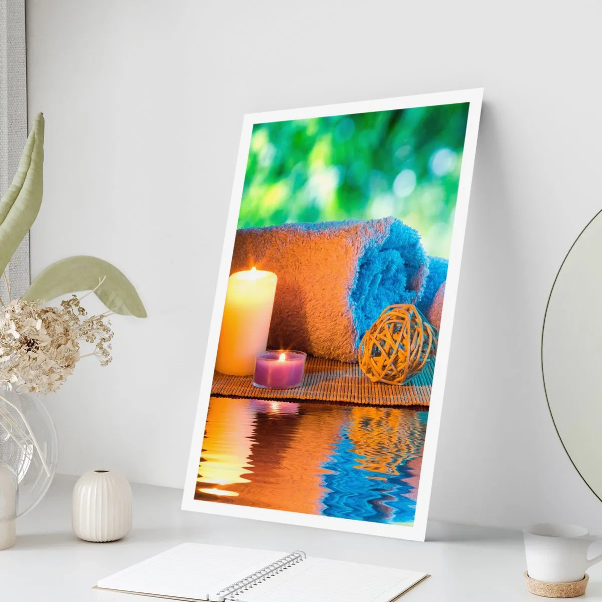 Póster - Velas y una toalla frente a un paisaje natural. - 50x70cm - Tiempo para el cuerpo - Decoración de pared moderna para salón y dormitorio ARTTOR
