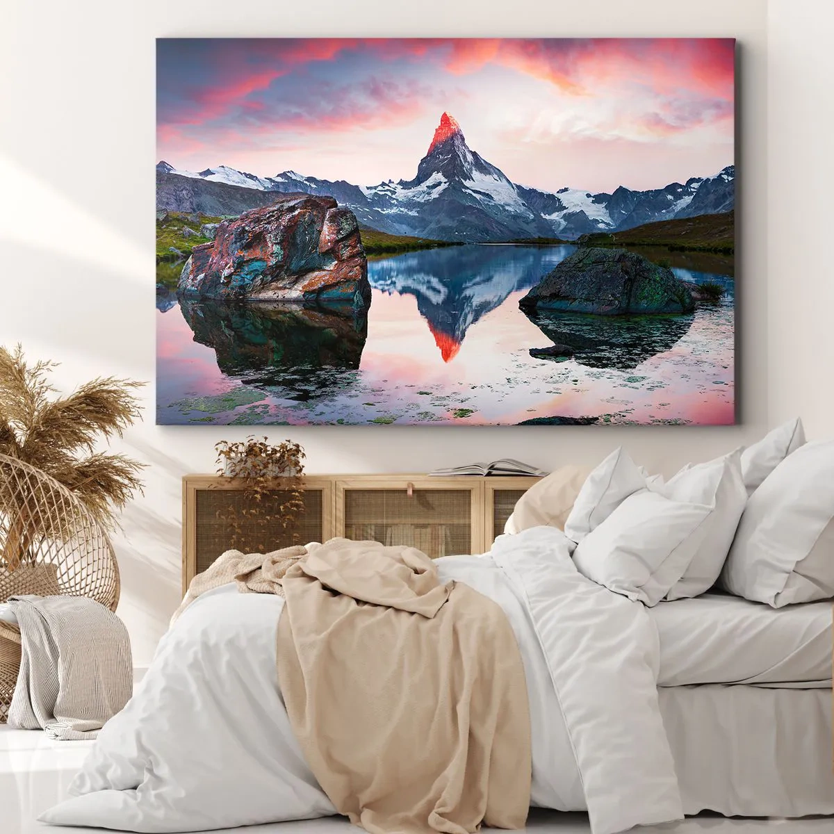 Cuadro sobre lienzo - Impresión de Imagen - Un pico de montaña reflejado en un lago al atardecer. - 100x70cm - El corazón de las montañas arde - Decoración de pared moderna para salón y dormitorio ARTTOR