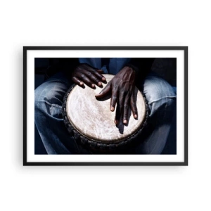 Póster en marco negro - Manos tocando un tambor djembé en una composición dinámica - 70x50cm - Vive a tu ritmo - Decoración de pared moderna para salón y dormitorio ARTTOR