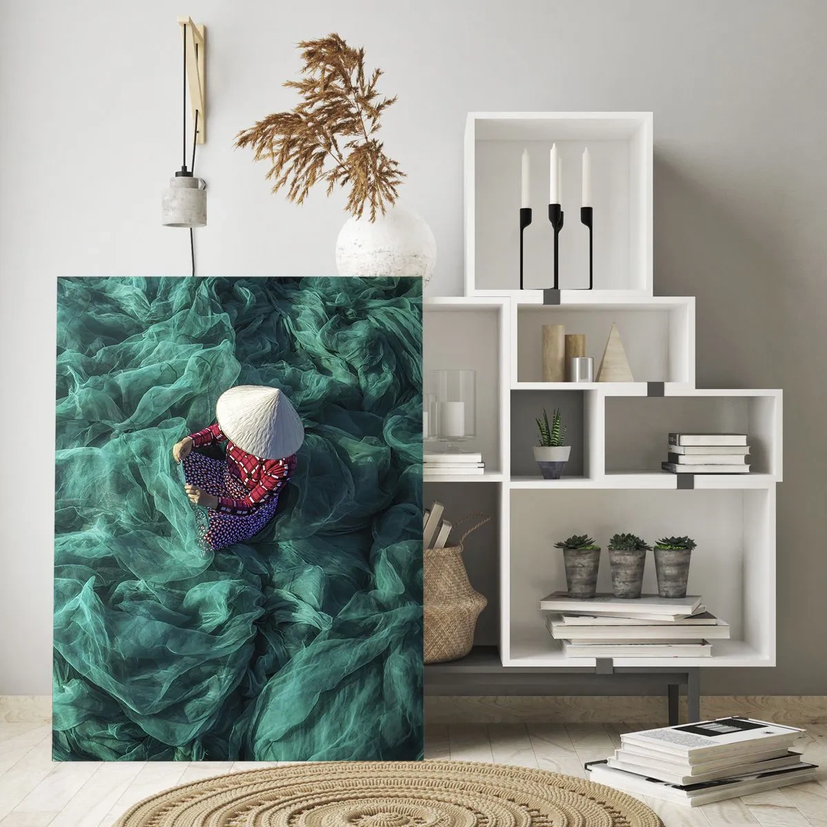 Cuadro sobre vidrio - Impresiones sobre Vidrio - Una mujer con un sombrero tradicional remendando redes - 50x70cm - En un mar de redes - Decoración de pared moderna para salón y dormitorio ARTTOR