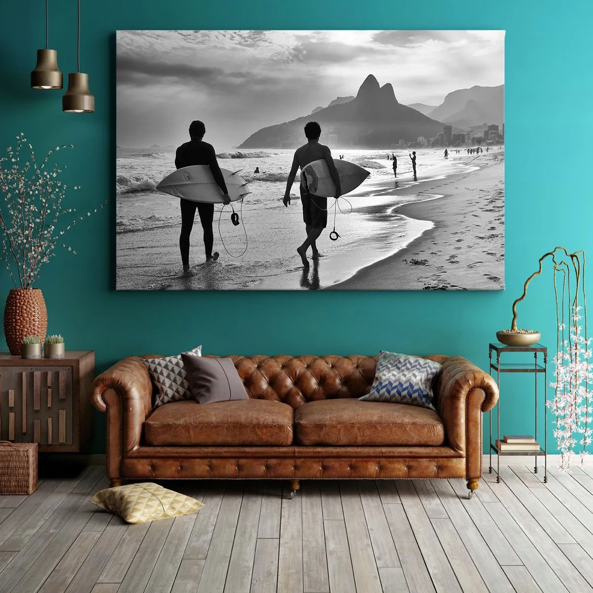 Cuadro sobre lienzo - Impresión de Imagen - Dos surfistas caminando por la playa con sus tablas en blanco y negro. - 70x50cm - Samba para una ola - Decoración de pared moderna para salón y dormitorio ARTTOR