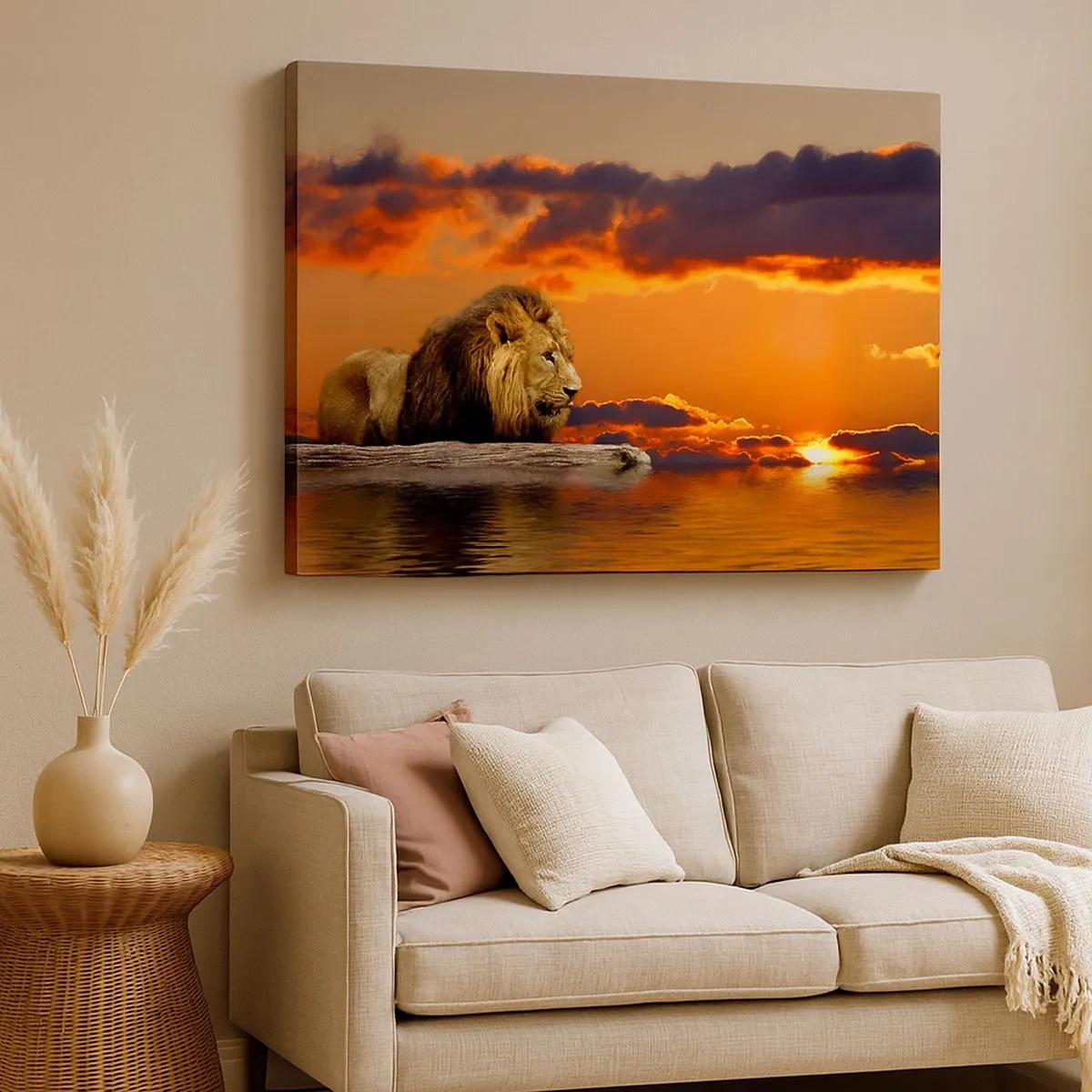 Cuadro sobre lienzo - Impresión de Imagen - Un león descansa junto al agua al atardecer con un cielo dramático. - 70x50cm - Rey de la naturaleza - Decoración de pared moderna para salón y dormitorio ARTTOR