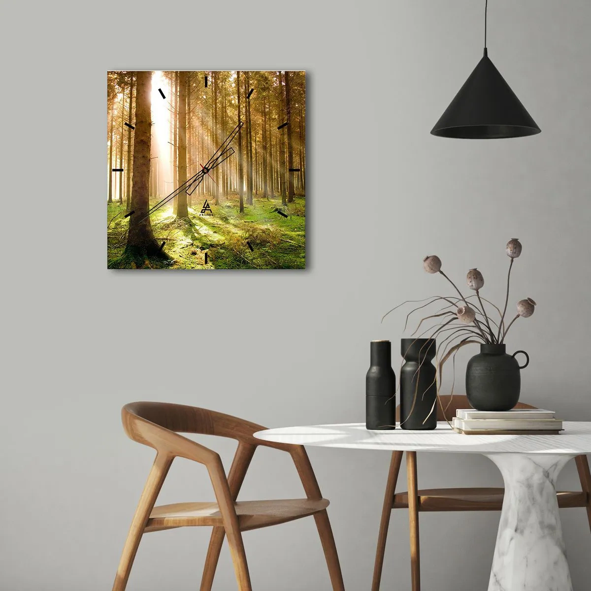 Reloj de pared - Reloj de vidrio - Bosque de coníferas con rayos de sol brillando a través de los árboles. - 30x30cm - Los elfos se aproximan - Decoración de pared moderna para salón y dormitorio ARTTOR