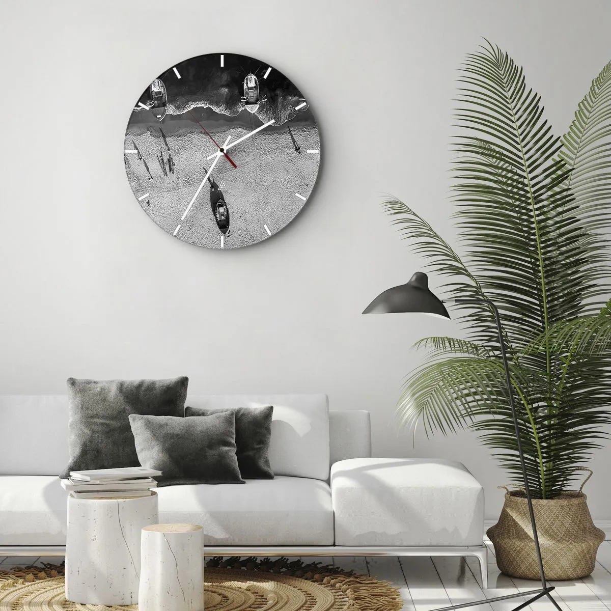 Reloj de pared - Reloj de vidrio - Una vista de pájaro en blanco y negro de una playa con barcos. - 30x30cm - Aún en la orilla... - Decoración de pared moderna para salón, cocina y dormitorio ARTTOR