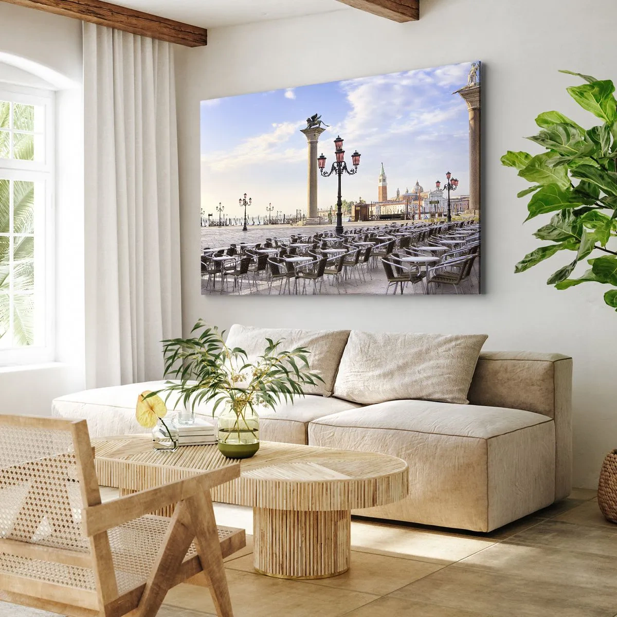 Cuadro sobre lienzo - Impresión de Imagen - Venecia, vista de la plaza con columnas y mesas de café. - 120x80cm - Vamos, todo está listo - Decoración de pared moderna para salón y dormitorio ARTTOR
