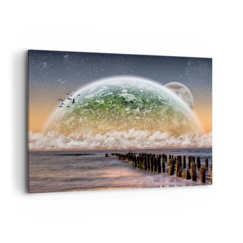 Cuadro sobre lienzo - Impresión de Imagen - Un paisaje fantástico con un gran planeta sobre el mar y un muelle de madera. - 120x80cm - Y el mundo emergió del agua - Decoración de pared moderna para salón y dormitorio ARTTOR