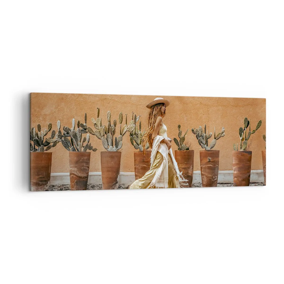 Cuadro sobre lienzo - Impresión de Imagen - Una mujer en estilo boho con macetas de cactus al fondo. - 140x50cm - Estilo hippie - Decoración de pared moderna para salón y dormitorio ARTTOR