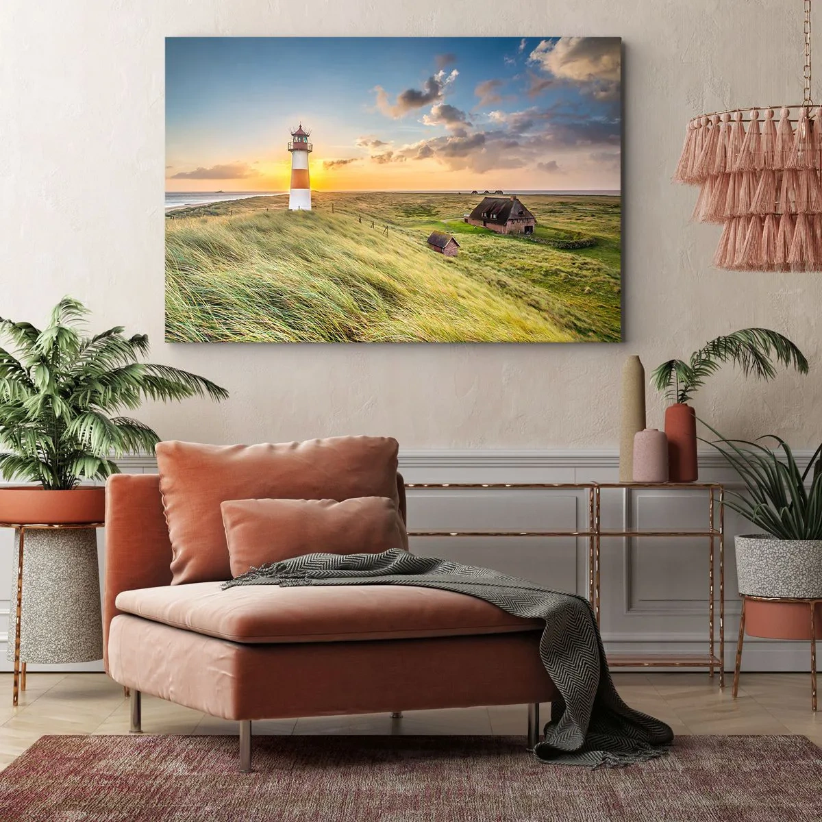 Cuadro sobre lienzo - Impresión de Imagen - Un faro con prados y casas al sol al fondo. - 70x50cm - Entre las olas - Decoración de pared moderna para salón y dormitorio ARTTOR