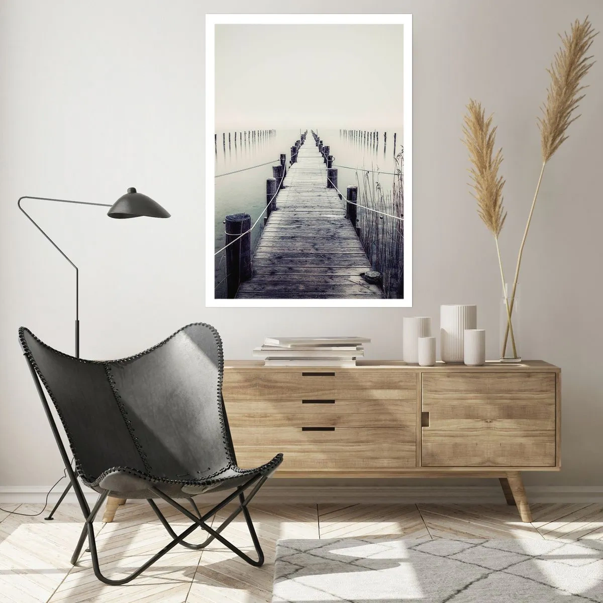 Póster - Un puente de madera que conduce a una extensión de agua brumosa. - 50x70cm - Sumergirse en la paz - Decoración de pared moderna para salón y dormitorio ARTTOR