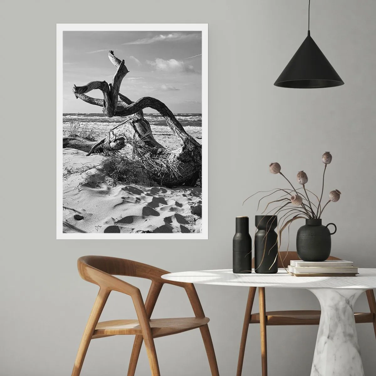 Póster - Fotografía en blanco y negro de un árbol seco en la playa. - 50x70cm - Escultura marina - Decoración de pared moderna para salón y dormitorio ARTTOR