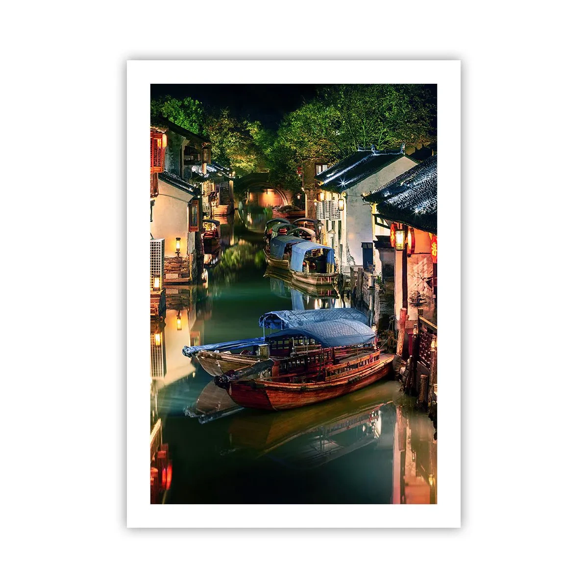Póster - Un canal de agua con barcos rodeado de edificios tradicionales por la noche. - 50x70cm - Noche en una calle china - Decoración de pared moderna para salón y dormitorio ARTTOR