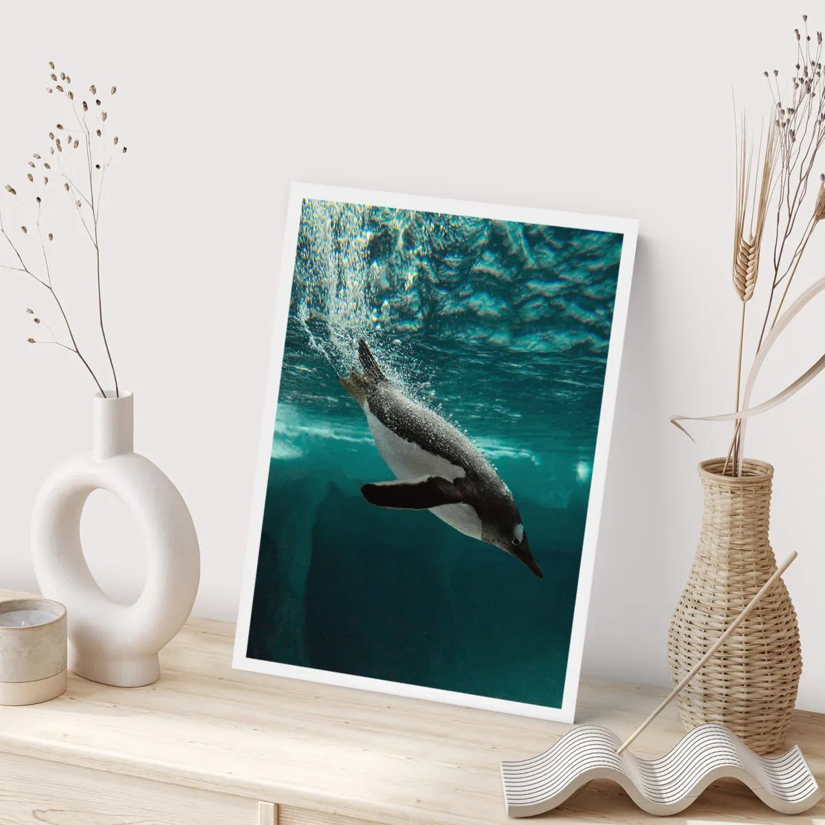 Póster - Un pingüino nadando bajo el agua - 50x70cm - Bienvenido a mi mundo - Decoración de pared moderna para salón y dormitorio ARTTOR