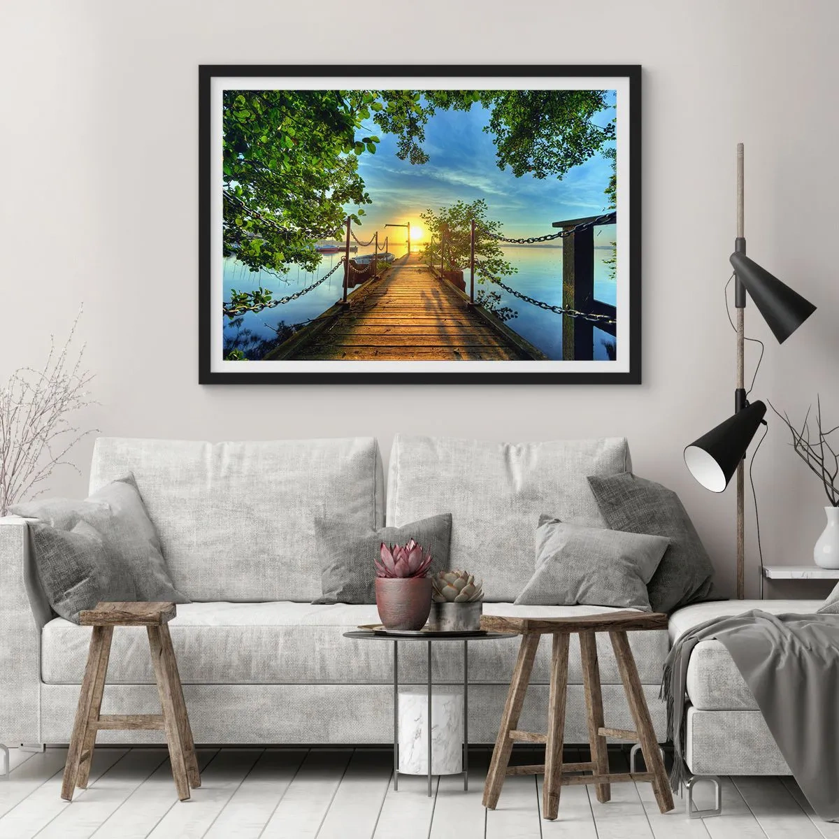 Póster en marco negro - Un muelle sobre el lago bajo los rayos del atardecer. - 70x50cm - Atardecer junto al agua - Decoración de pared moderna para salón y dormitorio ARTTOR