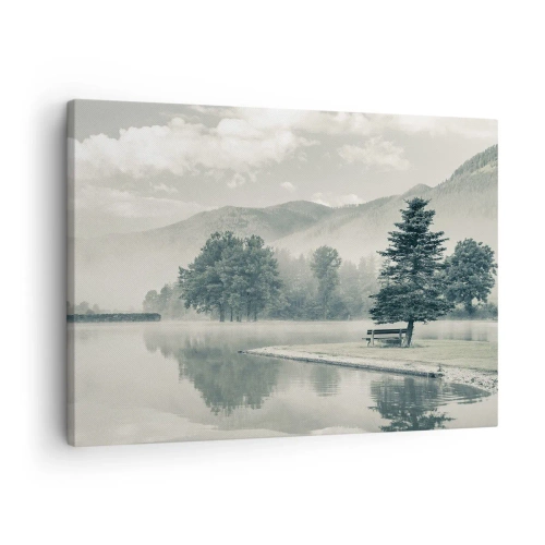Cuadro sobre lienzo - Impresión de Imagen - Un pintoresco lago con un banco y niebla al fondo. - 70x50cm - El lago sigue durmiendo - Decoración de pared moderna para salón y dormitorio ARTTOR