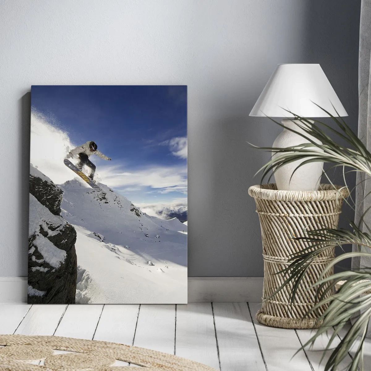 Cuadro sobre lienzo - Impresión de Imagen - Un snowboarder salta desde un acantilado con montañas cubiertas de nieve al fondo. - 50x70cm - Libertad sin fronteras - Decoración de pared moderna para salón y dormitorio ARTTOR