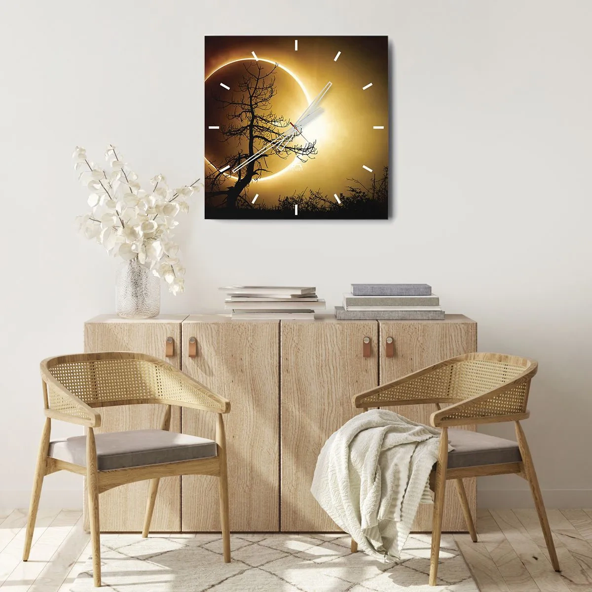 Reloj de pared - Reloj de vidrio - Eclipse solar con una silueta de árbol en primer plano - 30x30cm - Eclipse total - Decoración de pared moderna para salón y dormitorio ARTTOR