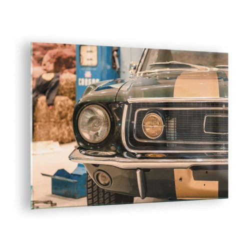 Cuadro sobre vidrio - Impresiones sobre Vidrio - Vista de cerca de un coche clásico, Mustang, en un taller. - 70x50cm - Encuentro con una leyenda - Decoración de pared moderna para salón y dormitorio ARTTOR
