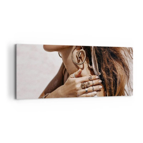 Cuadro sobre lienzo - Impresión de Imagen - Mujer elegante con joyas sobre un fondo de arena clara. - 120x50cm - Reina de la playa salvaje - Decoración de pared moderna para salón y dormitorio ARTTOR