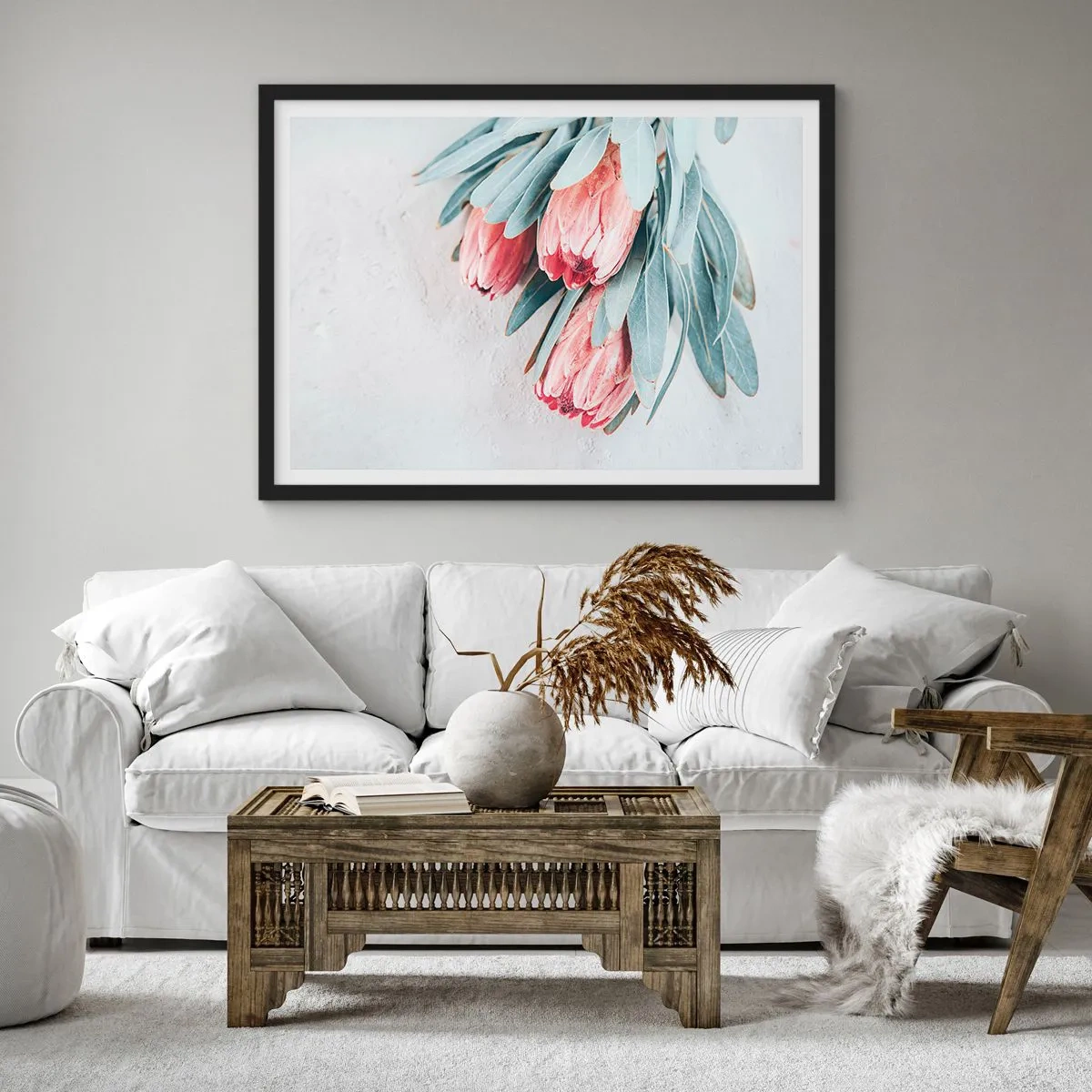 Póster en marco negro - Sutiles flores de protea rosa sobre un fondo claro. - 100x70cm - Avergonzada de su propia belleza - Decoración de pared moderna para salón y dormitorio ARTTOR