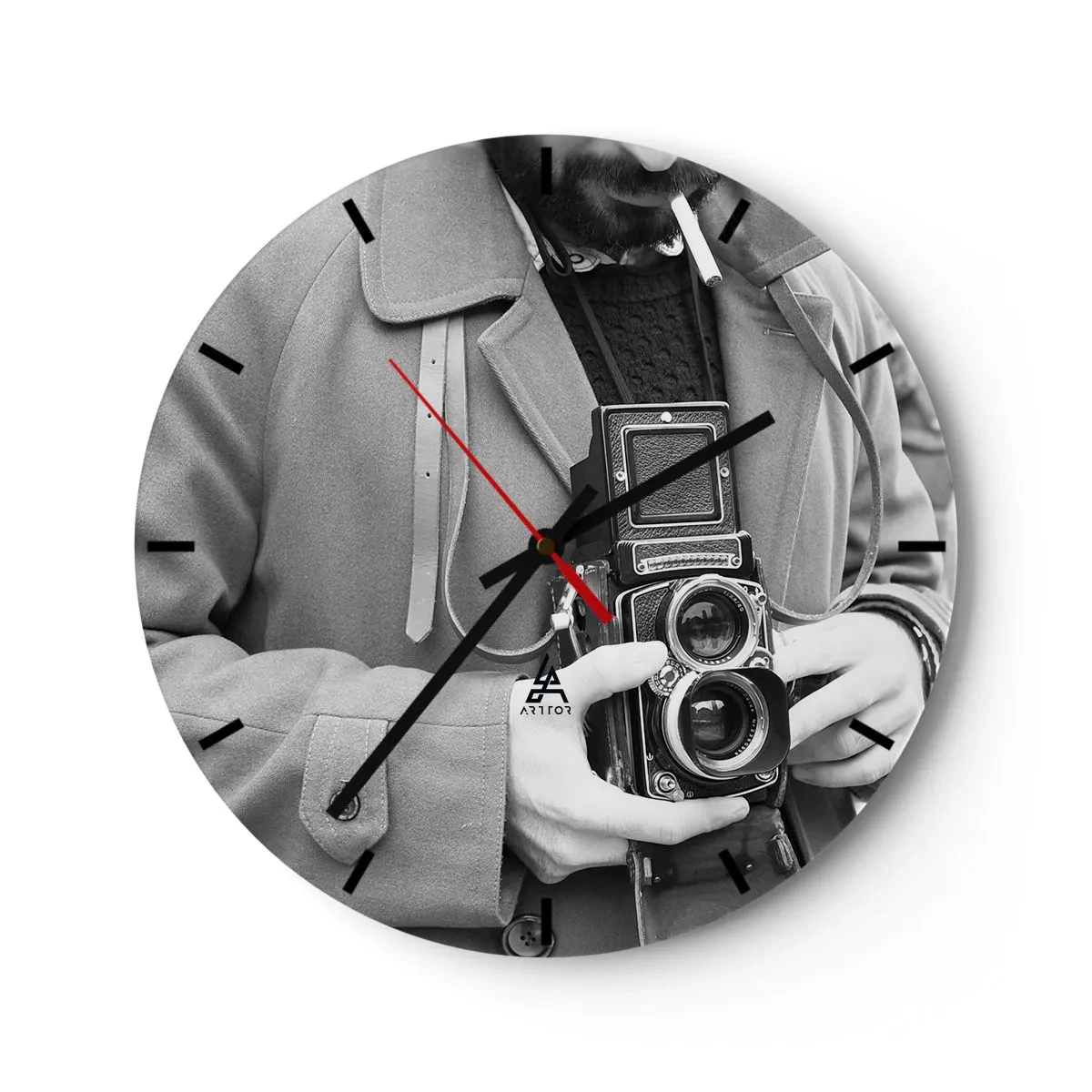 Reloj de pared - Reloj de vidrio - Hombre con una cámara analógica retro - 30x30cm - En estilo retro - Decoración de pared moderna para salón, cocina y dormitorio ARTTOR