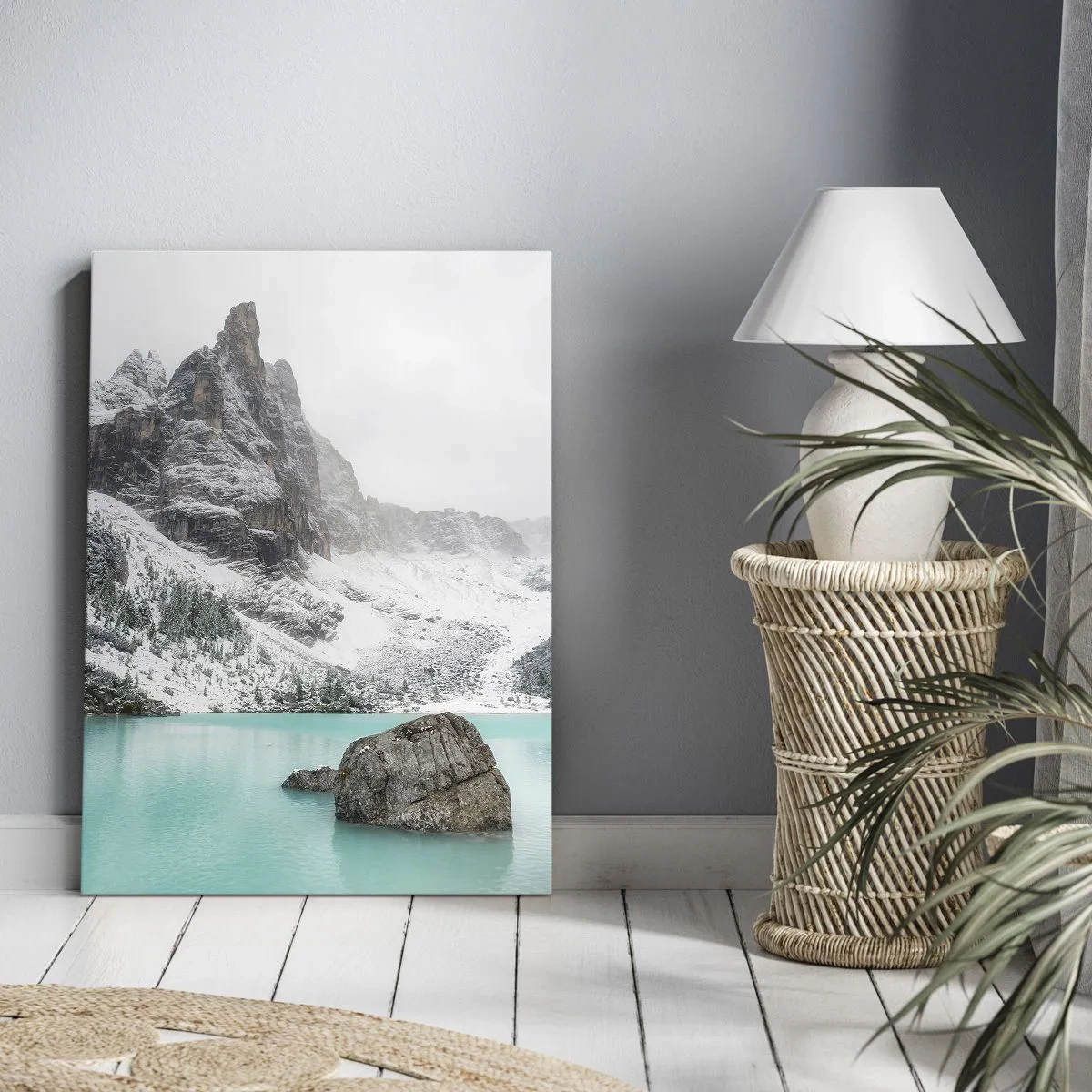 Cuadro sobre lienzo - Impresión de Imagen - Un paisaje de montaña con un lago rodeado de picos nevados. - 50x70cm - En guardia - Decoración de pared moderna para salón y dormitorio ARTTOR