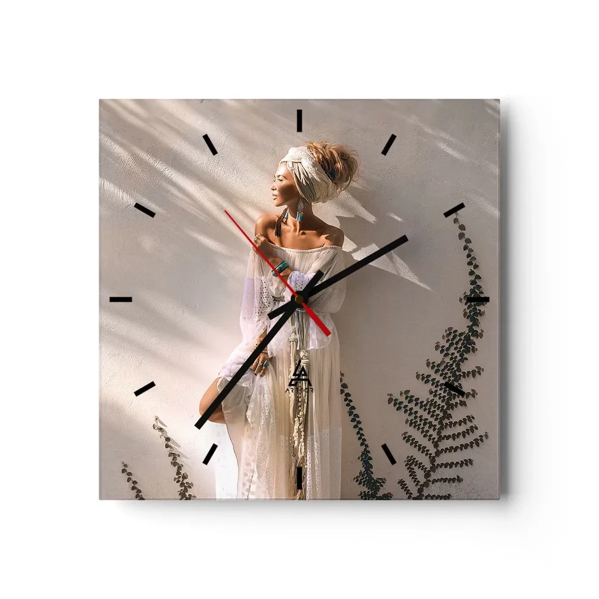 Reloj de pared - Reloj de vidrio - Una mujer de estilo boho iluminada por los rayos del sol. - 30x30cm - El sol y la joven - Decoración de pared moderna para salón y dormitorio ARTTOR