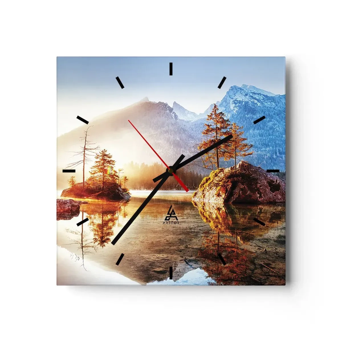 Reloj de pared - Reloj de vidrio - Un lago con islas y montañas al fondo al amanecer. - 30x30cm - La naturaleza bajo la luz - Decoración de pared moderna para salón y dormitorio ARTTOR