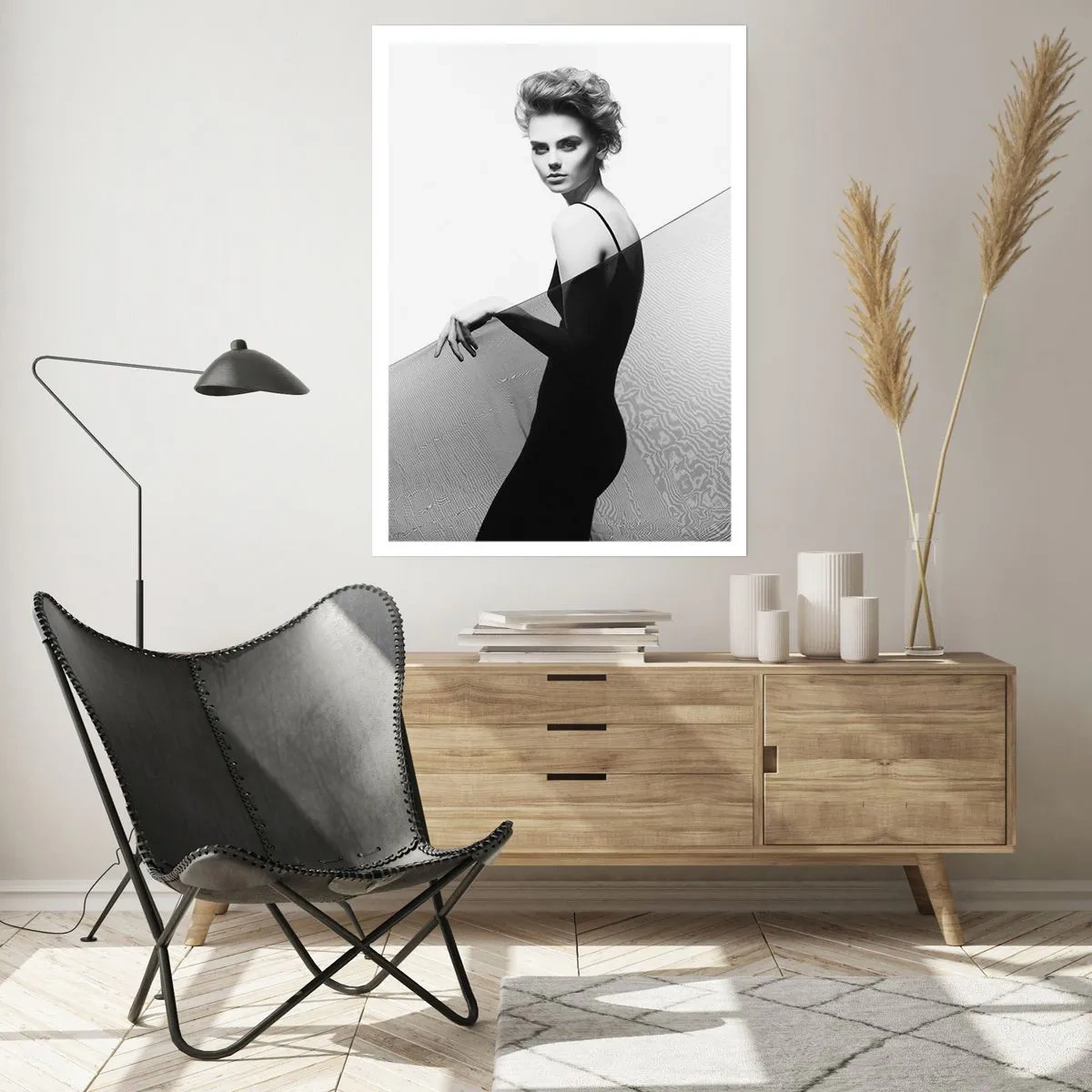 Póster - Una mujer con un vestido negro frente a un paisaje desértico. - 50x70cm - Mirada magnética - Decoración de pared moderna para salón y dormitorio ARTTOR