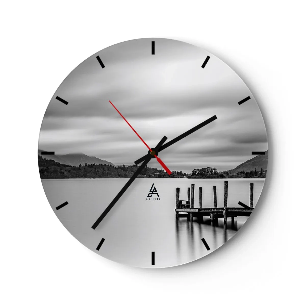 Reloj de pared - Reloj de vidrio - Paisaje en blanco y negro con un lago y un muelle de madera. - 30x30cm - Dulzura y la fuerza - Decoración de pared moderna para salón, cocina y dormitorio ARTTOR