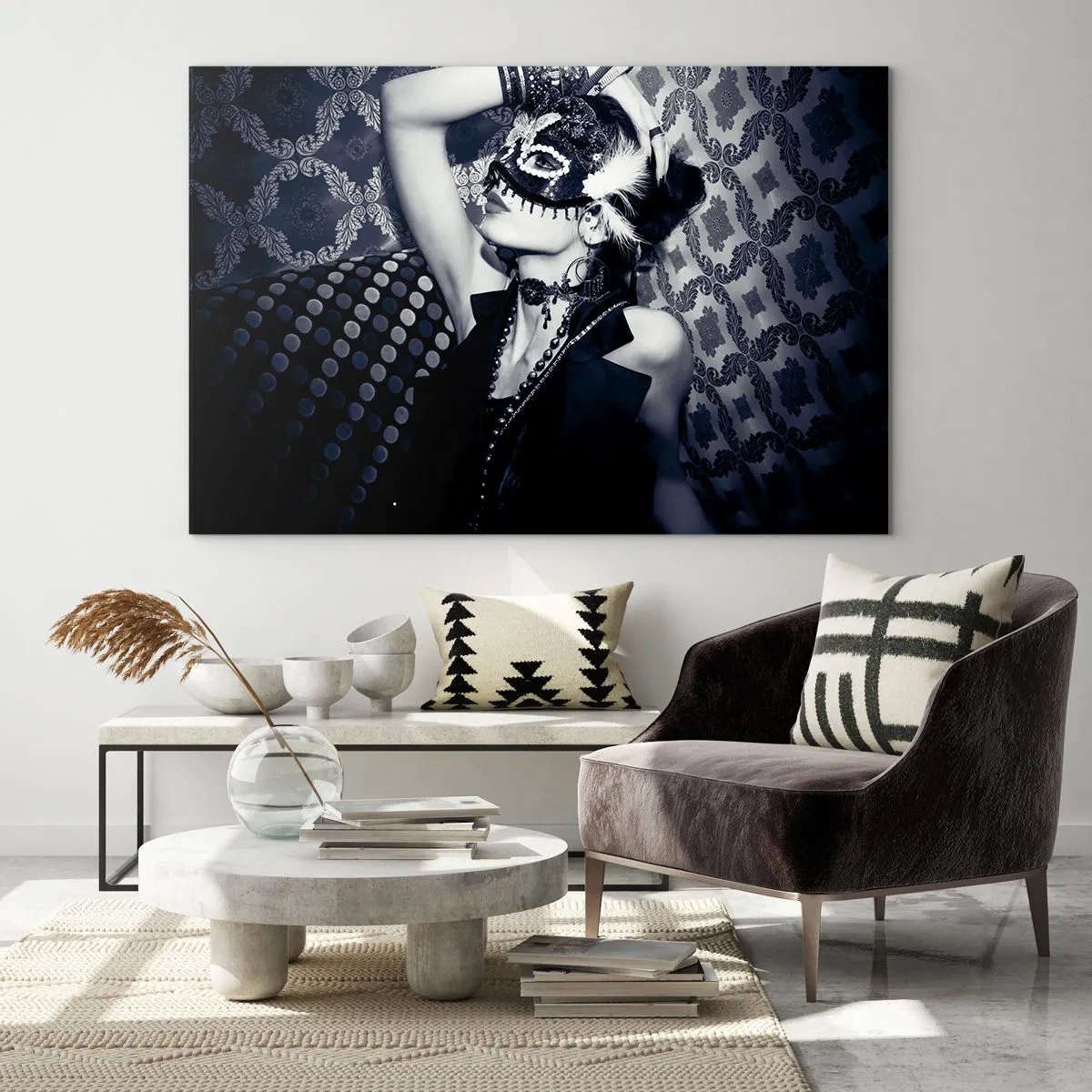 Cuadro sobre vidrio - Impresiones sobre Vidrio - Una figura enmascarada contra una pared estampada en tonos blanco y negro. - 70x50cm - Decoraciones, adornos, patrones... - Decoración de pared moderna para salón y dormitorio ARTTOR
