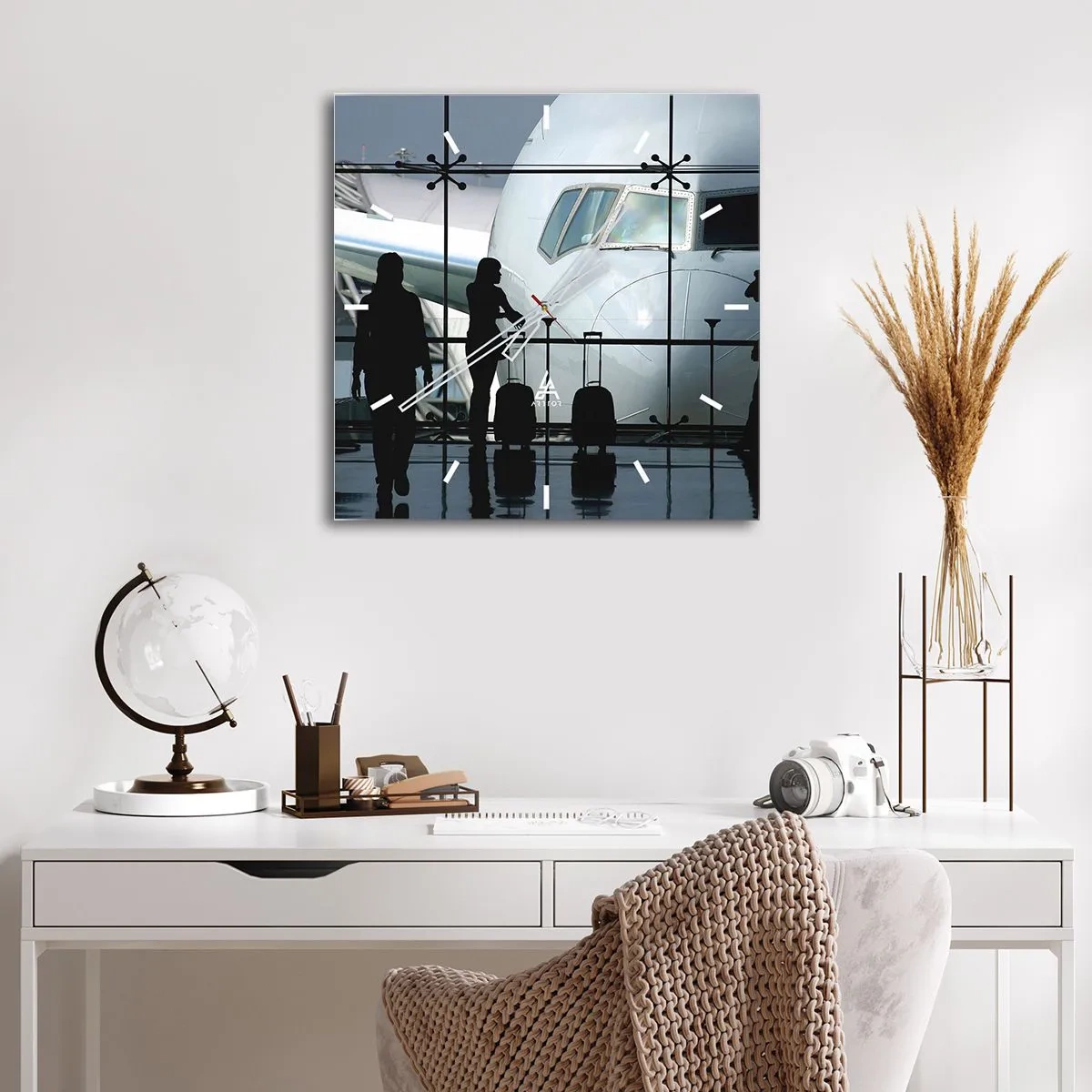 Reloj de pared - Reloj de vidrio - Aeropuerto con siluetas de personas y una vista del avión. - 30x30cm - Vis a vis en el aeropuerto - Decoración de pared moderna para salón y dormitorio ARTTOR