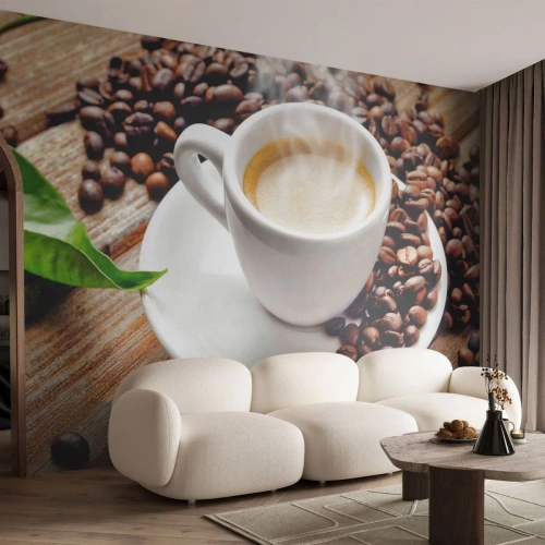 Fotomural Premium Sand - Una taza de café en una mesa de madera con granos de café. - 100x70cm - Café en el banco - Decoración de pared moderna para salón y dormitorio ARTTOR