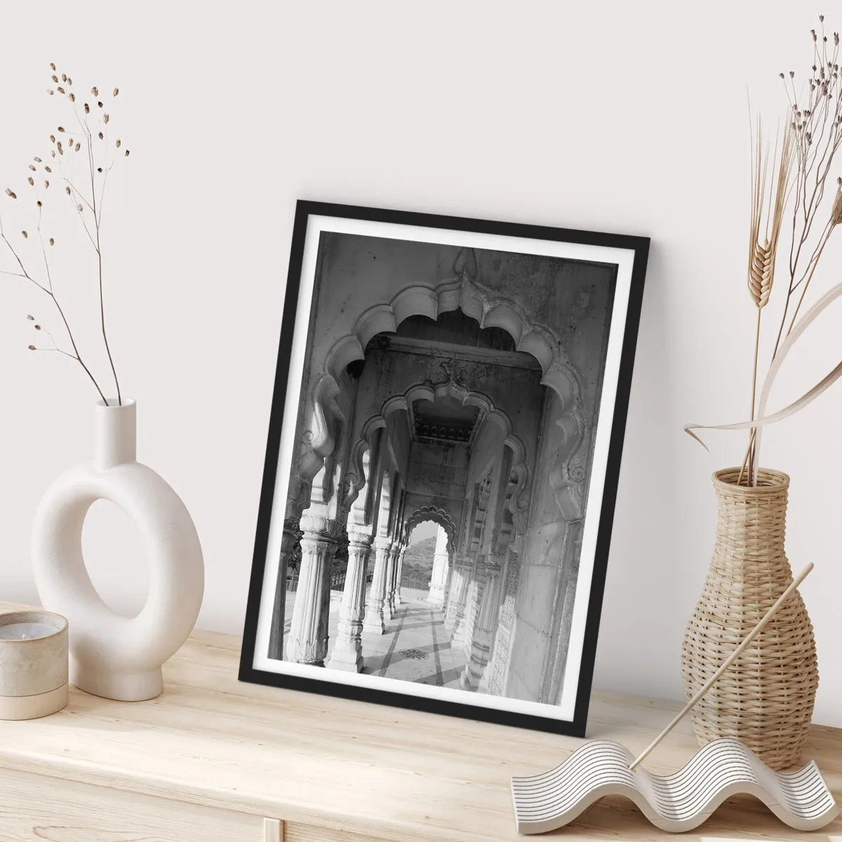 Póster en marco negro - Fotografía en blanco y negro de arquitectura con columnas. - 50x70cm - El escenario de los cuentos de Oriente - Decoración de pared moderna para salón y dormitorio ARTTOR