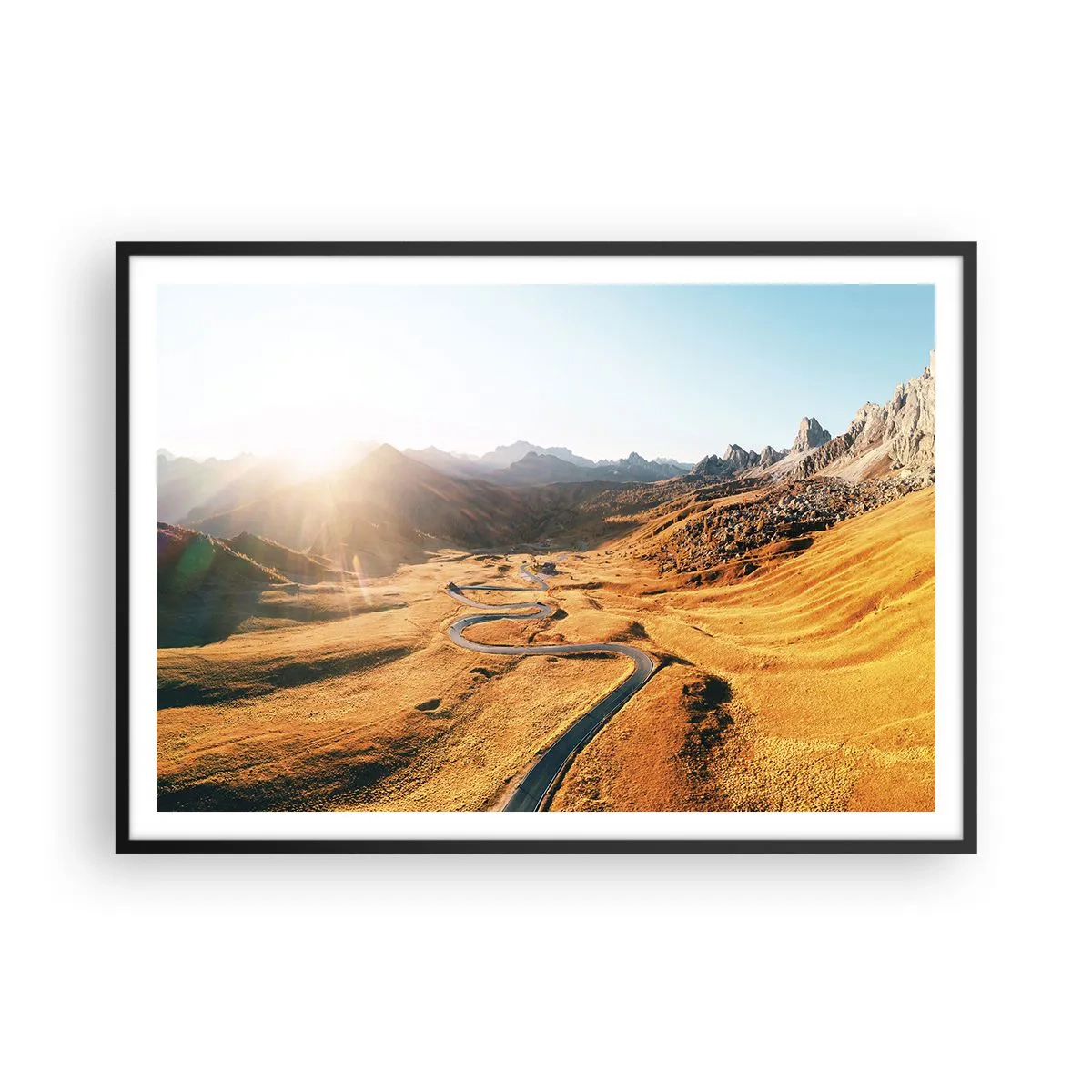 Póster en marco negro - Un camino sinuoso en las montañas iluminado por el sol poniente. - 100x70cm - En un valle dorado - Decoración de pared moderna para salón y dormitorio ARTTOR