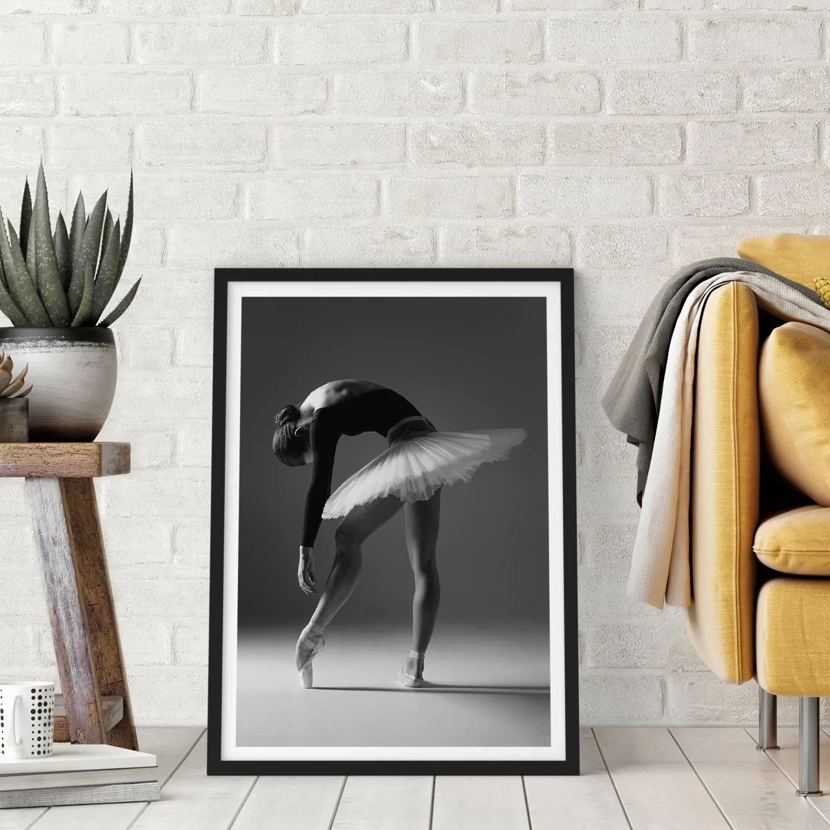 Póster en marco negro - Una bailarina en una composición en blanco y negro en una pose elegante. - 50x70cm - Bella bailarina - Decoración de pared moderna para salón y dormitorio ARTTOR