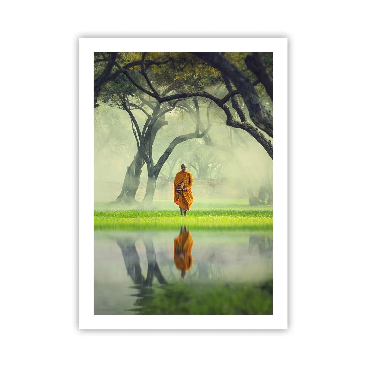 Póster - Un monje con una túnica naranja rodeado de árboles y reflejos en el agua. - 50x70cm - En el camino de la iluminación - Decoración de pared moderna para salón y dormitorio ARTTOR