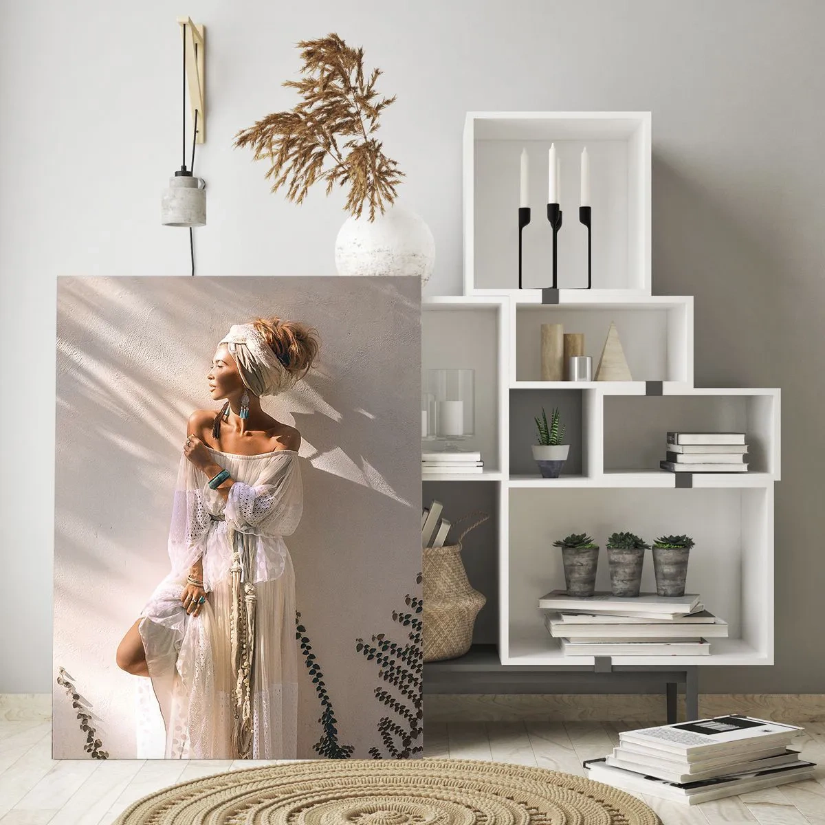 Cuadro sobre vidrio - Impresiones sobre Vidrio - Una mujer con estilo boho sobre el fondo de una pared clara y sombras de plantas. - 50x70cm - El sol y la joven - Decoración de pared moderna para salón y dormitorio ARTTOR