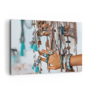 Cuadro sobre lienzo - Impresión de Imagen - Una mano adornada con joyas boho con decoraciones en el fondo. - 100x70cm - Tesoros locales - Decoración de pared moderna para salón y dormitorio ARTTOR