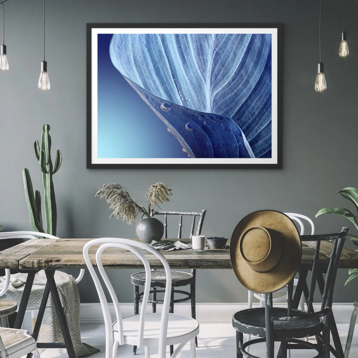 Póster en marco negro - Una hoja azul con gotas de agua visibles. - 70x50cm - Gotas ocultas de azul - Decoración de pared moderna para salón y dormitorio ARTTOR