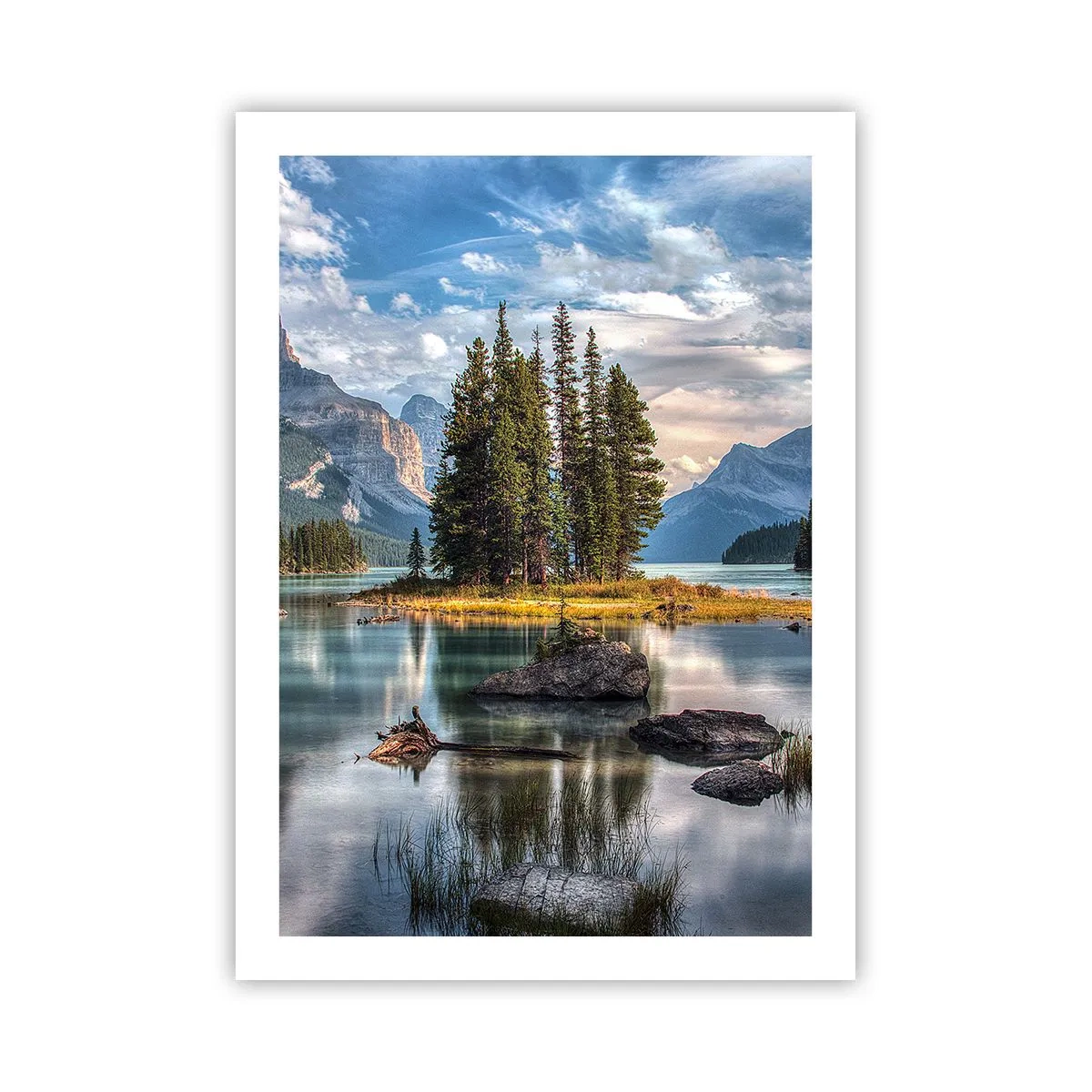 Póster - Un paisaje de montaña con una isla rodeada por un lago tranquilo. - 50x70cm - Sobre el agua cristalina... - Decoración de pared moderna para salón y dormitorio ARTTOR