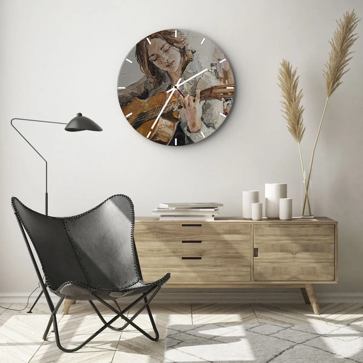 Reloj de pared - Reloj de vidrio - Retrato de una mujer tocando la guitarra en estilo pictórico. - 30x30cm - Concierto de guitarra y corazón joven - Decoración de pared moderna para salón, cocina y dormitorio ARTTOR