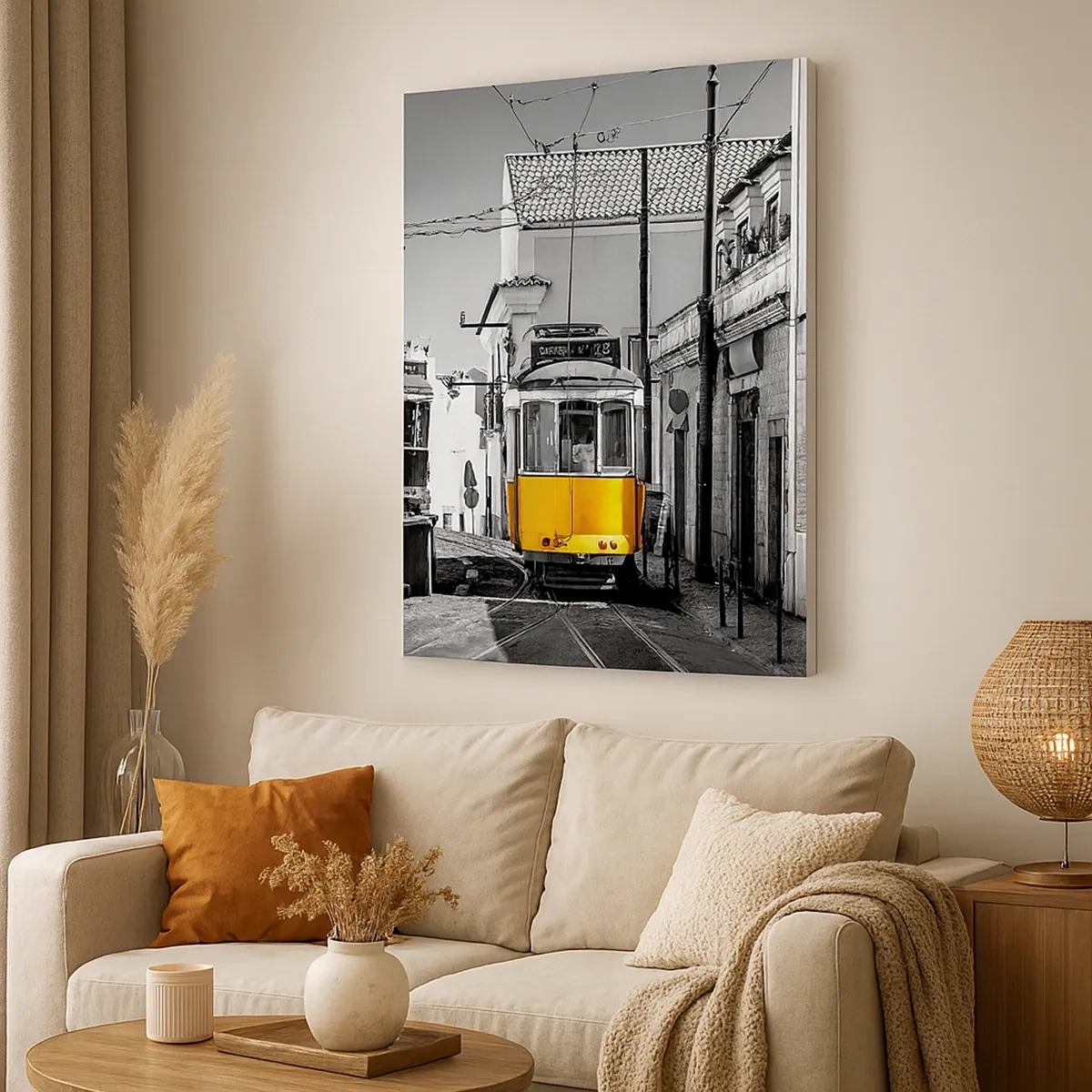 Cuadro sobre lienzo - Impresión de Imagen - Un tranvía amarillo en las calles de Lisboa en un entorno monocromático. - 50x70cm - Espíritu de Lisboa - Decoración de pared moderna para salón y dormitorio ARTTOR