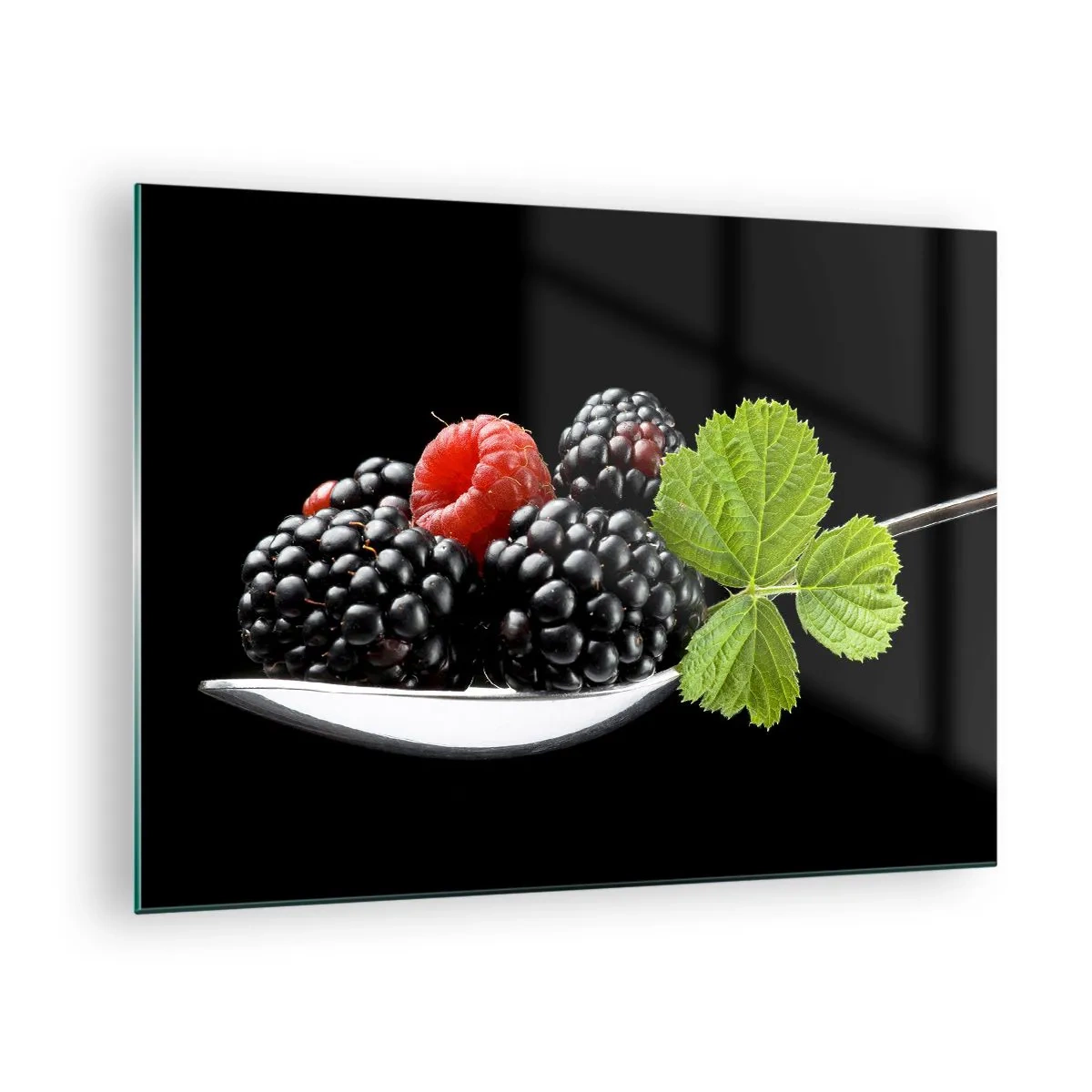 Cuadro sobre vidrio - Impresiones sobre Vidrio - Frambuesas y moras en una cuchara con una hoja verde sobre un fondo negro - 70x50cm - El sabor de la frescura - Decoración de pared moderna para salón y dormitorio ARTTOR